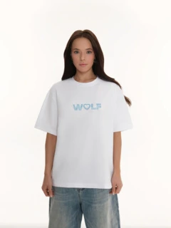 Футболка женская малообъемная с голубыми стразами WOLF, молоко — STWLF