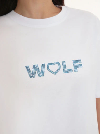 Футболка женская малообъемная с голубыми стразами WOLF, молоко — STWLF