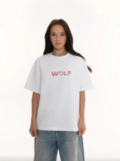 Футболка женская малообъемная с красными стразами WOLF, молоко — STWLF