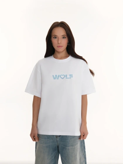 Футболка женская малообъемная с голубыми стразами WOLF, молоко — STWLF