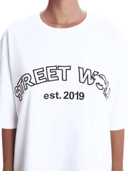 Футболка женская оверсайз с чёрной вышивкой Street Wolf, молоко — STWLF