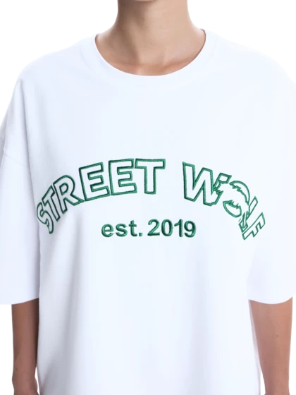 Футболка женская оверсайз с зелёной вышивкой Street Wolf, молоко — STWLF